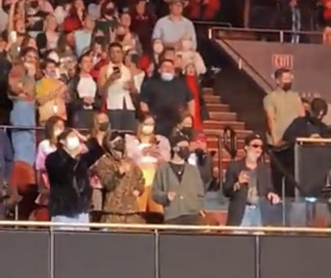 adorebusans's tweet image. OMG OMG OMG BTS AT A HARRY STYLES CONCERT ??????? AND PEOPLE RESPECTING THEIR SPACE????? WE LOVE THIS ENERGY