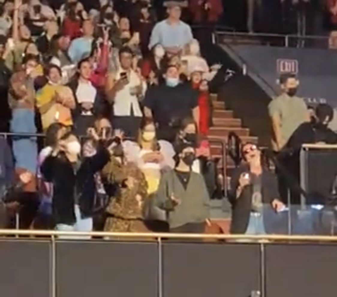 adorebusans's tweet image. OMG OMG OMG BTS AT A HARRY STYLES CONCERT ??????? AND PEOPLE RESPECTING THEIR SPACE????? WE LOVE THIS ENERGY