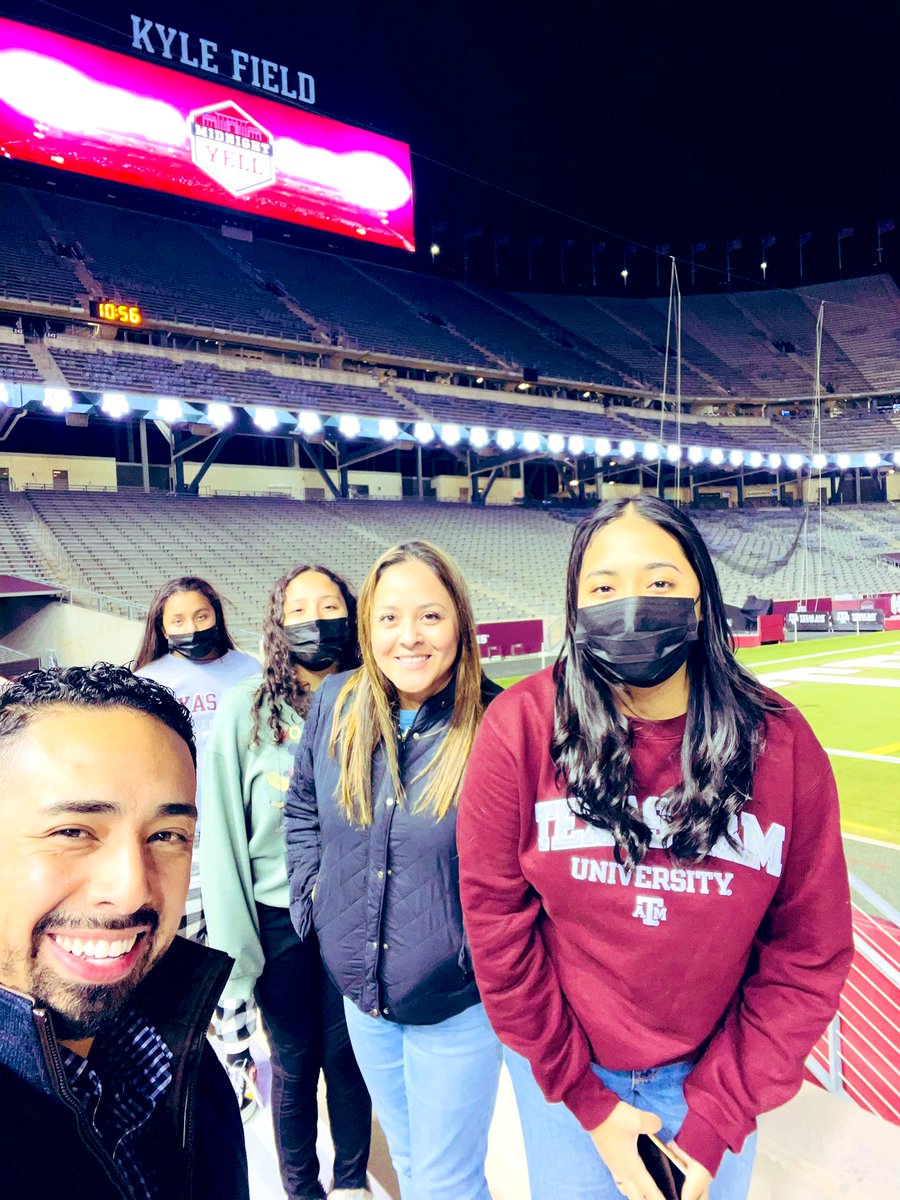 galindodaniel's tweet photo. #MidNightYell #Aggieland #TAMU #Gigem #TAMUFamilia https://t.co/Iqd5z8g87Q