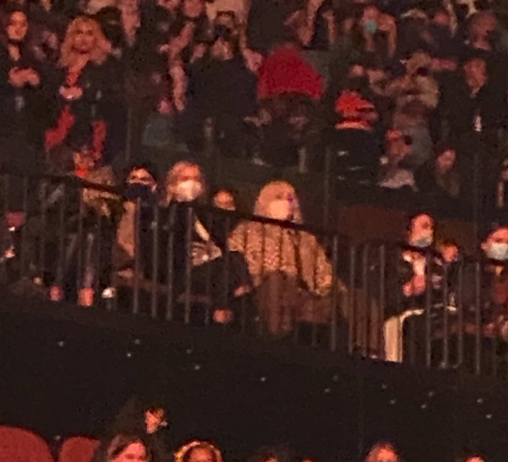 tjguk_'s tweet photo. BTS, BILLIE Y ARIANA EN EL CONCIERTO DE HARRY 
en conclusión: TODXS AMAMOS A HARRY STYLES https://t.co/B8AnwuoQ7H