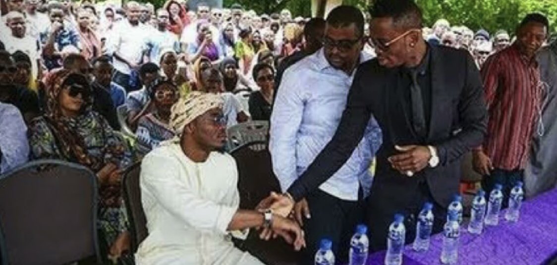 balozi123's tweet photo. Najua hapo kuna kitu umeelewa alichokifanya alikiba ndomaana mpaka leo Diamond anashindwa kumshusha kimziki https://t.co/Mp6kDtepah