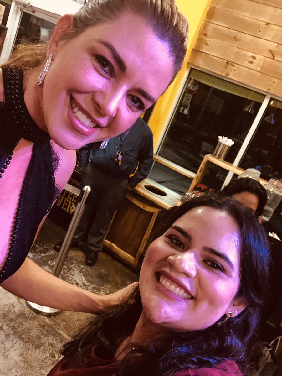 isa_sal11's tweet photo. Fue una experiencia única. Alicia es igual como la vimos en #LCDLF. Más bella en persona y bien humilde. Su energía brilla y resalta. Muchas gracias @machadooficial por transmitir tanto amor. ❤️#AliciaMachado #CenaConAliciaMachado Alegre que conocí a @eleazarbarroso de aquí HT. https://t.co/oE2nDy5lqq