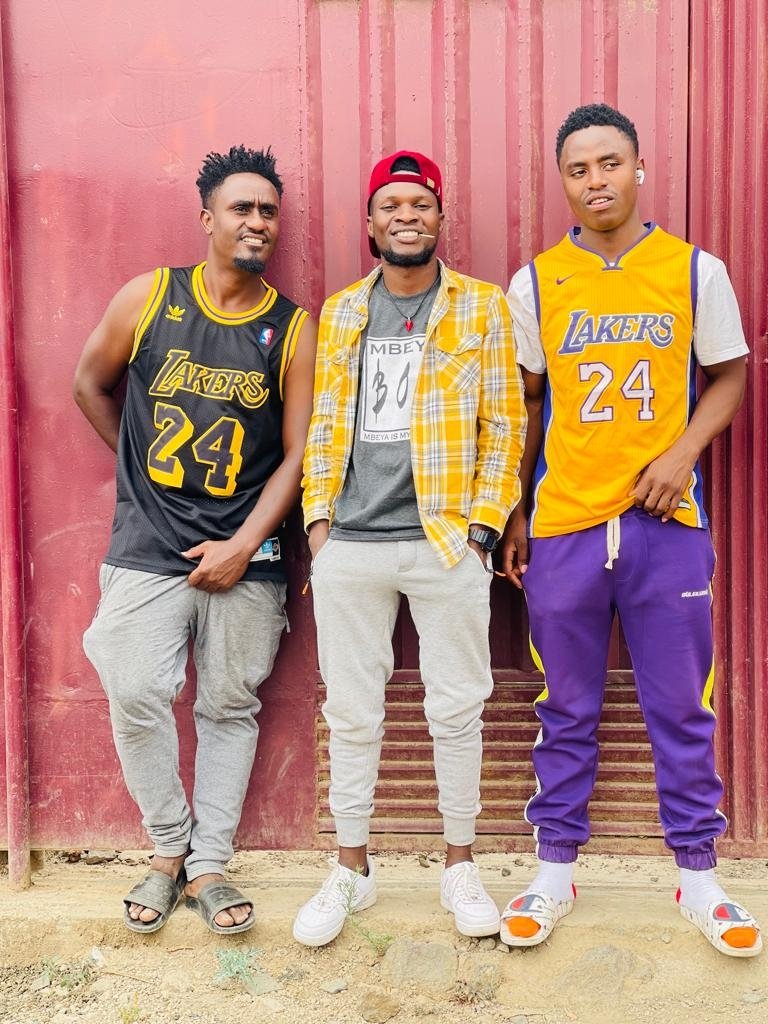 Mbeya_Boy2020's tweet photo. Nje ya kujiona wewe si kitu, kuna watu wanategemea jitihada zako ili wapate riziki zao za kila siku... 🤝
. 
. 
#UsijiChukuliePoa
#AsanteMbeya 
#AsanteTanzania🇹🇿 https://t.co/r1VizEZNQW