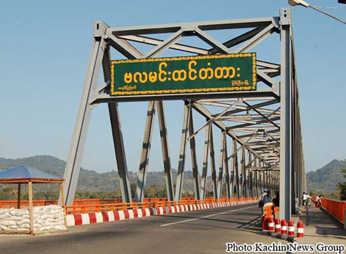 SAC terrorists arbitrarily inspected &amp; abducted 2 30 yrs old men at a checkpoint in BalaMinHtin Bridge in Myinkyinar around 7:30 am for no apparent reason.
#WarCrimesOfJunta
#Nov20Coup   
#WhatsHappeningInMyanmar