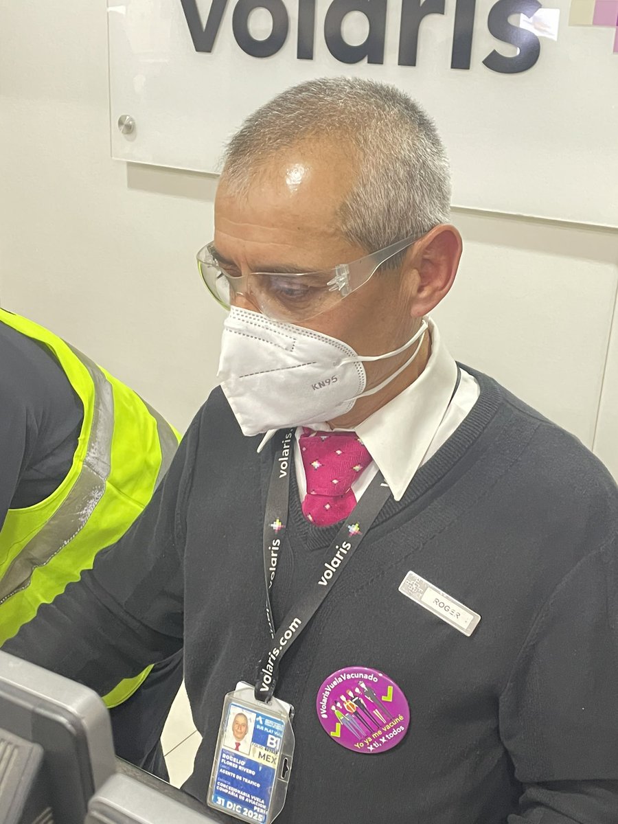 MaugeGuzman's tweet photo. Una vez más @viajaVolaris siendo la pero aerolínea de México. El vuelo 702 destino a Cancún demorado 2 horas y la gente incompetente que trabaja ahí no te soluciona nada https://t.co/MNIowIn3hz