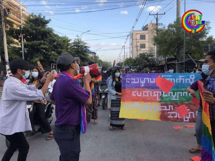 LGBTQ Strike from Mandalay took the streets to overthrow Genocidal Military by chanting powerful revolutionary slogans despite the heavy presence of Junta Terrorists in town.
#WarCrimesOfJunta
#Nov20Coup   
#WhatsHappeningInMyanmar