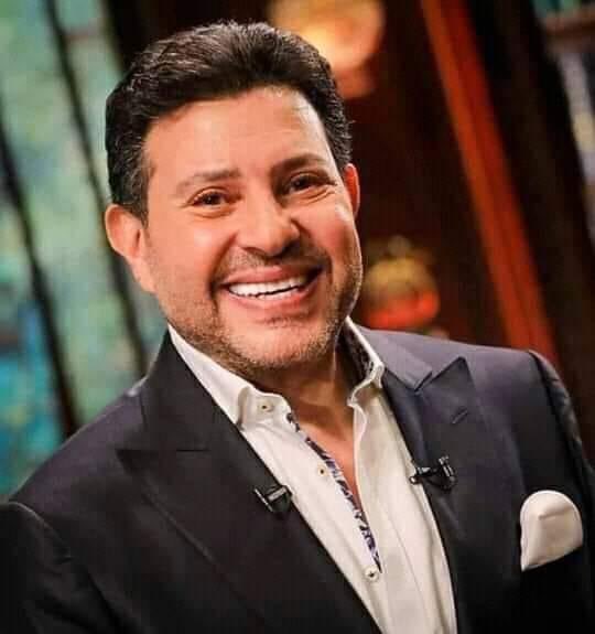 ElfoulyBassem's tweet photo. ساويريس لعمرو اديب عن هانى شاكر انا لا بحبه ولا بحب صوته ! 
قووووم ايه يرد هانى شاكر ... انا لا يشرفنى حبك ولا يشرفنى انك تسمعنى  كفاية عليك الجونة والفضايح اللى انت عملتها لنا فى الجونة  .
مش بقولكم هانى شاكر بيطرينى اليومين دول ...

فتشو عن ساويرس عليه علامات استفهام كتير !!؟؟ https://t.co/qsHr0xIaf1