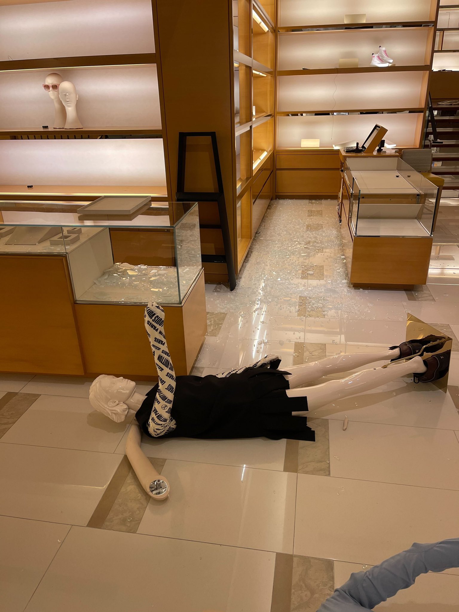 3 held after smashandgrab theft at Los Angeles luxury mall KEYE #45 3 held after smashandgrab theft at Los Angeles luxury mall KEYE
