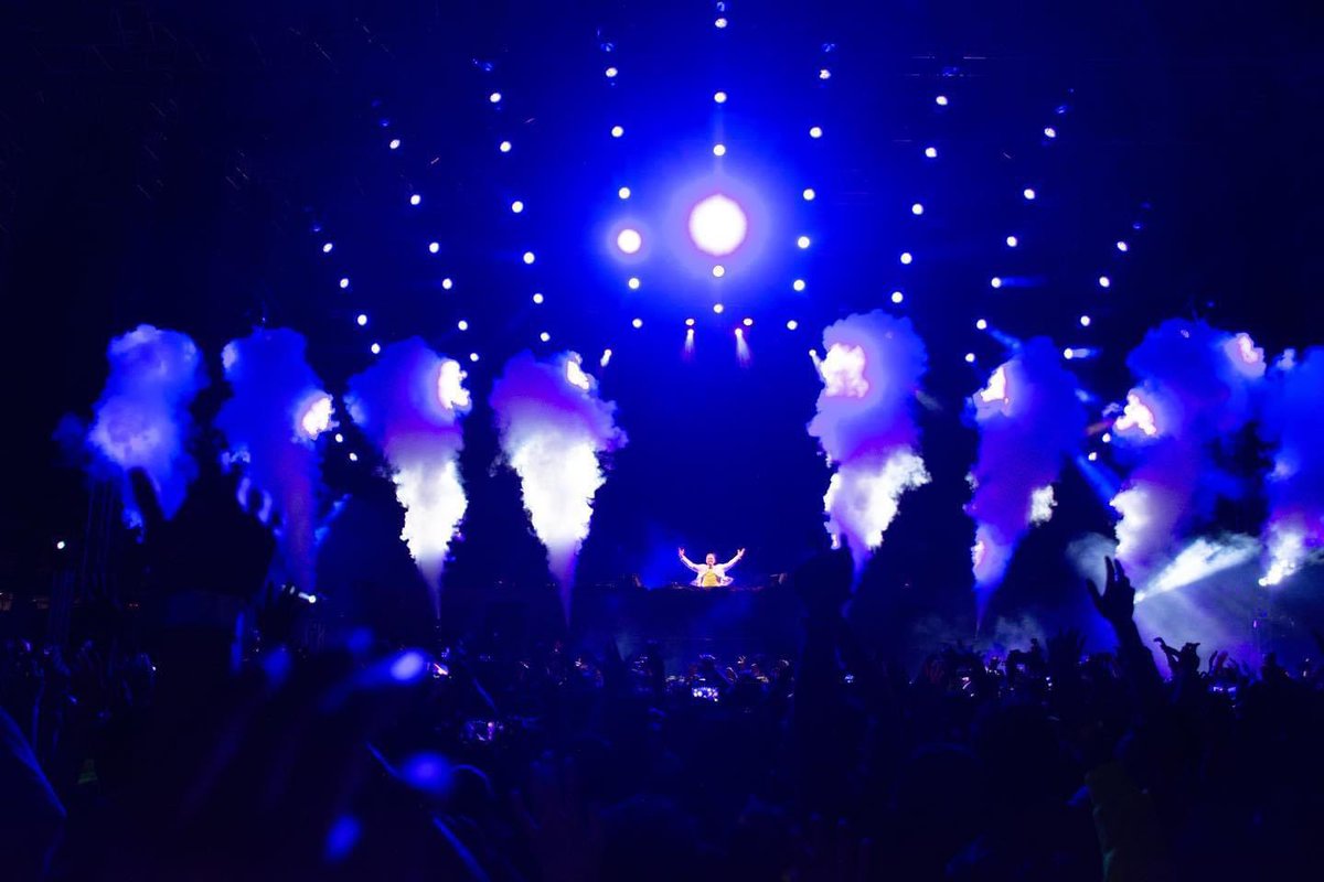 Tiqfun's tweet image. El poder electrónico del @ASOT_FEST_MEX en el Foro Sol liderado por @arminvanbuuren. 
                           
📸: @eric_idalid.  

#arminvanbuuren #asotmexico #asot1000 
#forosol #ocesa #garethemery #gabrielndresden