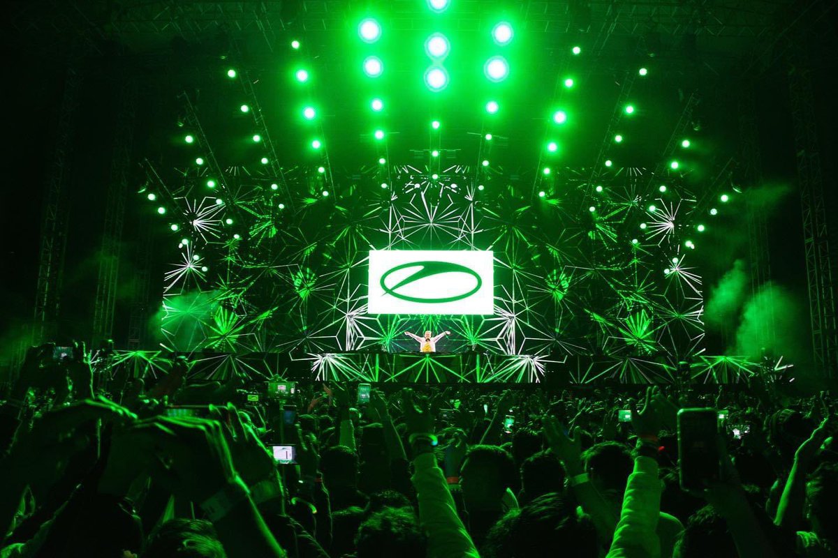 Tiqfun's tweet image. El poder electrónico del @ASOT_FEST_MEX en el Foro Sol liderado por @arminvanbuuren. 
                           
📸: @eric_idalid.  

#arminvanbuuren #asotmexico #asot1000 
#forosol #ocesa #garethemery #gabrielndresden