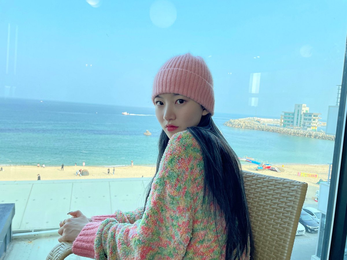 NOV072018's tweet photo. 211120 | AM 🐰💌

“jimin wanted to take the best photo of her life, so she took a lot of them ㄱㅅㄱㅅ” https://t.co/v2BofL8SET