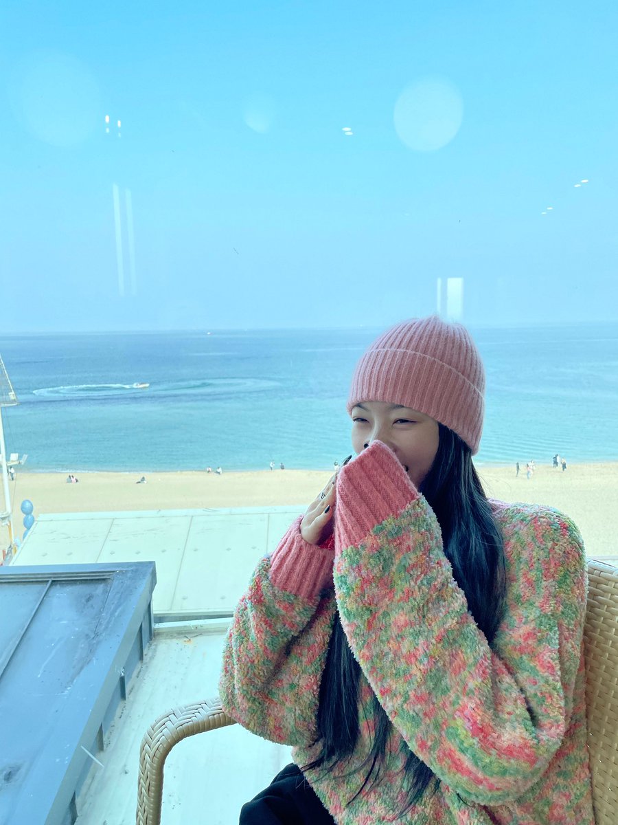 NOV072018's tweet photo. 211120 | AM 🐰💌

“jimin wanted to take the best photo of her life, so she took a lot of them ㄱㅅㄱㅅ” https://t.co/v2BofL8SET