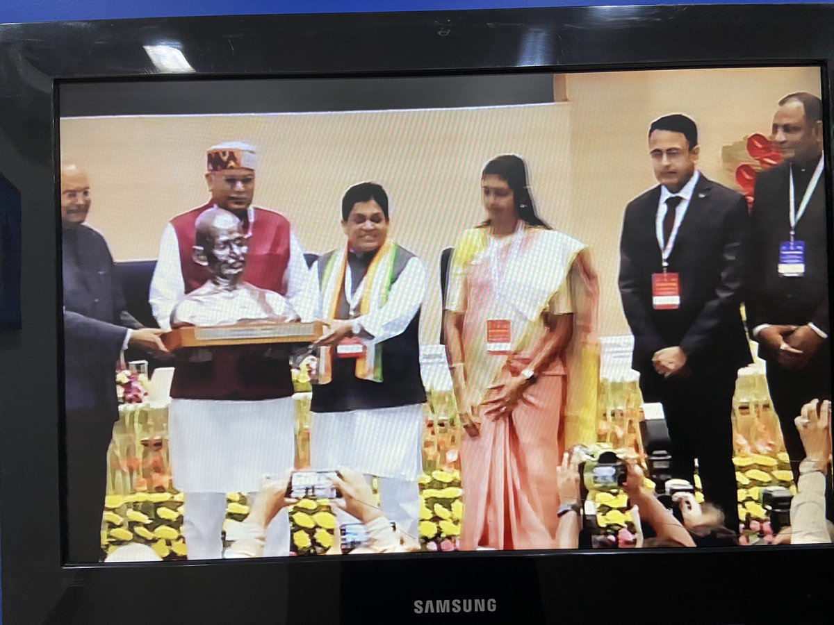 लगातार तीसरी बार छत्तीसगढ़ बना देश का सबसे स्वच्छ राज्य 👏👏
गाड़ा गाड़ा बधई, सब्बो झन ला, हर छत्तीसगढ़िया पर ये गर्व के बात हे।
#छत्तीसगढ़िया_सबले_बढ़िया 
<a href="/bhupeshbaghel/">Bhupesh Baghel</a> <a href="/drshivdahariya/">Dr. Shiv Kumar Dahariya</a> <a href="/saumilchaubey/">Saumil Chaubey</a> #swachhsurvekshan #स्वच्छ_सर्वेक्षण_सम्मान