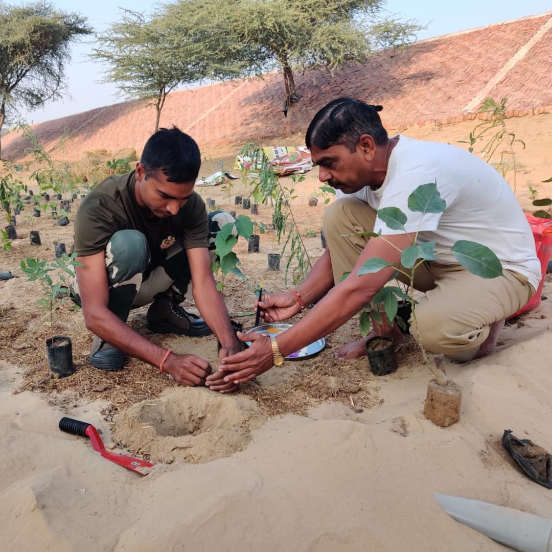 PrayasGroup's tweet photo. एक जुनून सा चढ़ता है, जब बात देश के वीर जवानों के लिए कुछ करने की हो !!
Plantation with BSF and Mahavan on Indo-Pak Border.
#PYF #MAHAVAN #BSF
#FOREST_FOR_FIGHTERS
#1MTreesBy2025 https://t.co/MAHOEGKSRI