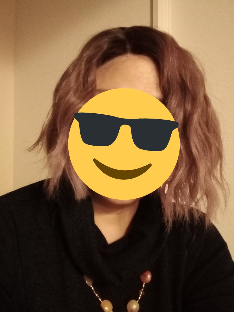 maa_nikki's tweet photo. リネアストリアで買ったまま何ヶ月も使えなかった派手なヅラを付けて初お出かけに行く！
実物は紫ぽい色。こんなんヅラじゃなきゃ絶対しない髪型。楽し。髪が生えてもヅラと付きあっていきたい。
浮かれた街なので多分浮かない予定。 https://t.co/F8mIOXN0fa
