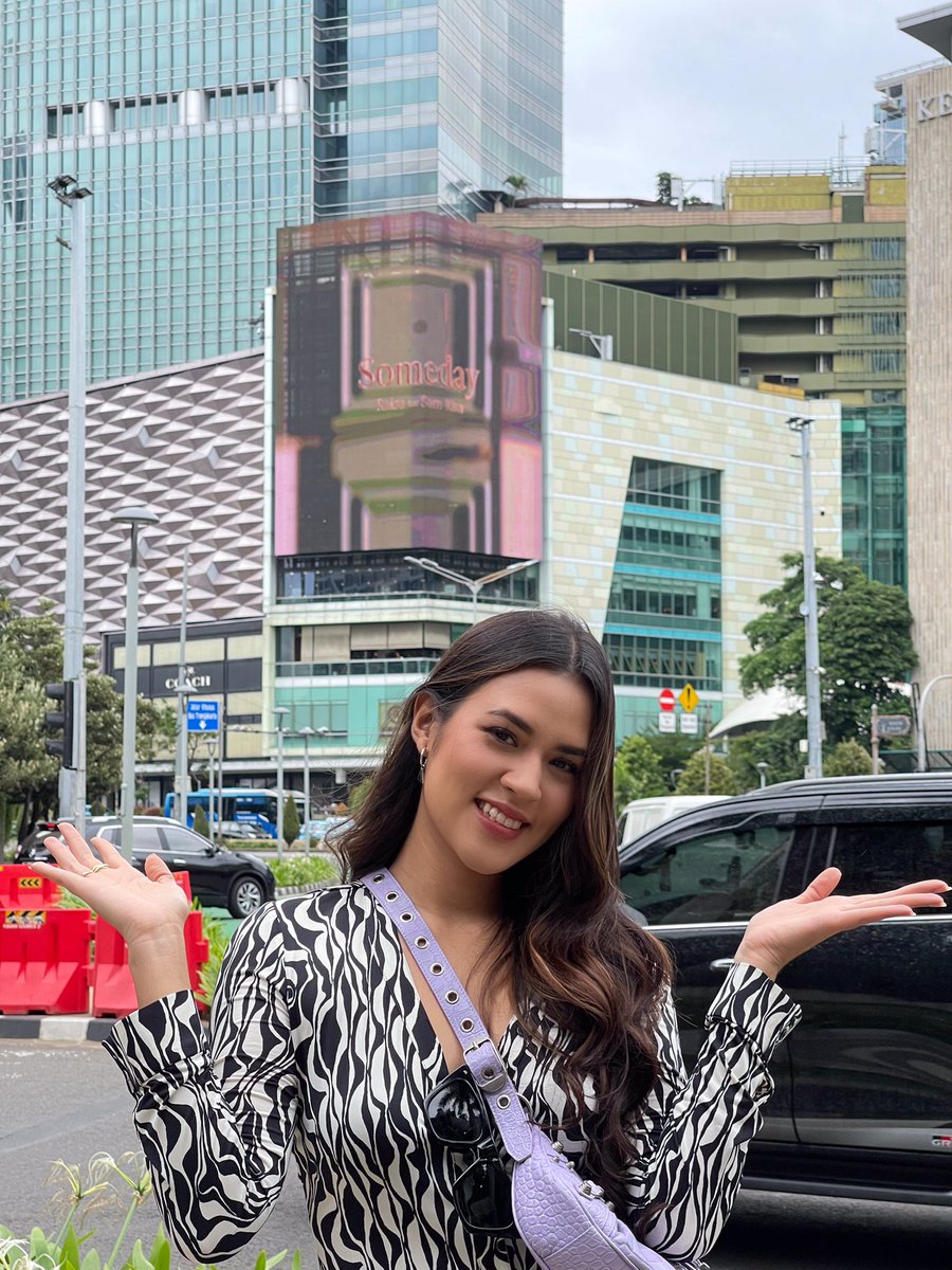 raisa6690's tweet photo. Happy weekend! Ada yg lewatin bundaran HI hari ini? 👀 #Someday https://t.co/hayXLjZkeb