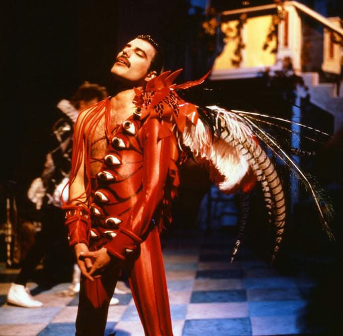 cybergeekgirl's tweet photo. #4DayCountdown to the 30th anniversary of when the #LoveOfMyLife Freddie Mercury passed away....I'm sharing a photo of Freddie every day leading up to the anniversary of his death that means alot to me ❤❤ xx https://t.co/iOQjM7n1YQ