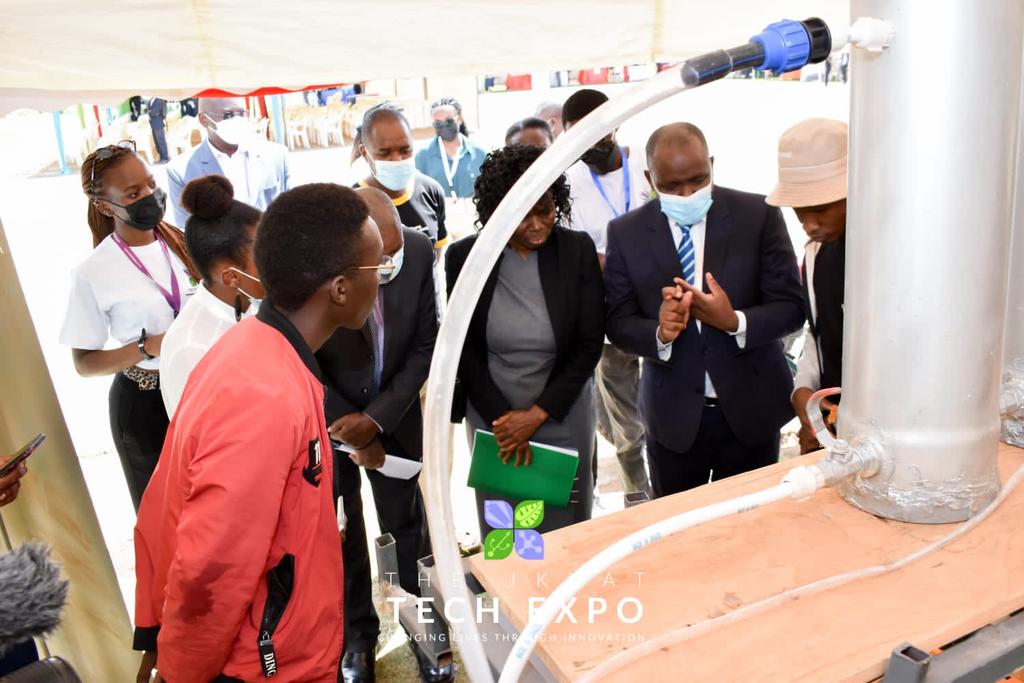 Tech_knowlegde's tweet photo. Presentations being delivered to brilliant minds...we thank you all. #IoTinAquaponics #JkuatTechExpo11 . https://t.co/atR74MkQM0