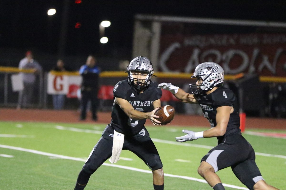SBLiveTX's tweet photo. Armando Garza, Laredo United South exact revenge in 24-7 playoff victory over Harlingen #txhsfb https://t.co/7Zy6rdgoTW https://t.co/sC3Igjc0HV