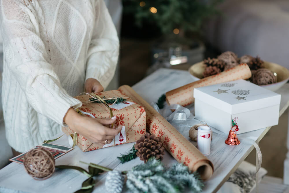 Ikwoonfijn's tweet photo. Wil je tijdens de feestdagen iemand in de watten leggen die veel van interieur en styling houdt? Ga op zoek naar kerstcadeaus voor in huis. We zetten de leukste ideeën op een rijtje: van plaids tot lampen!

https://t.co/U2eOMhBGvI https://t.co/SlVYtb6kK0