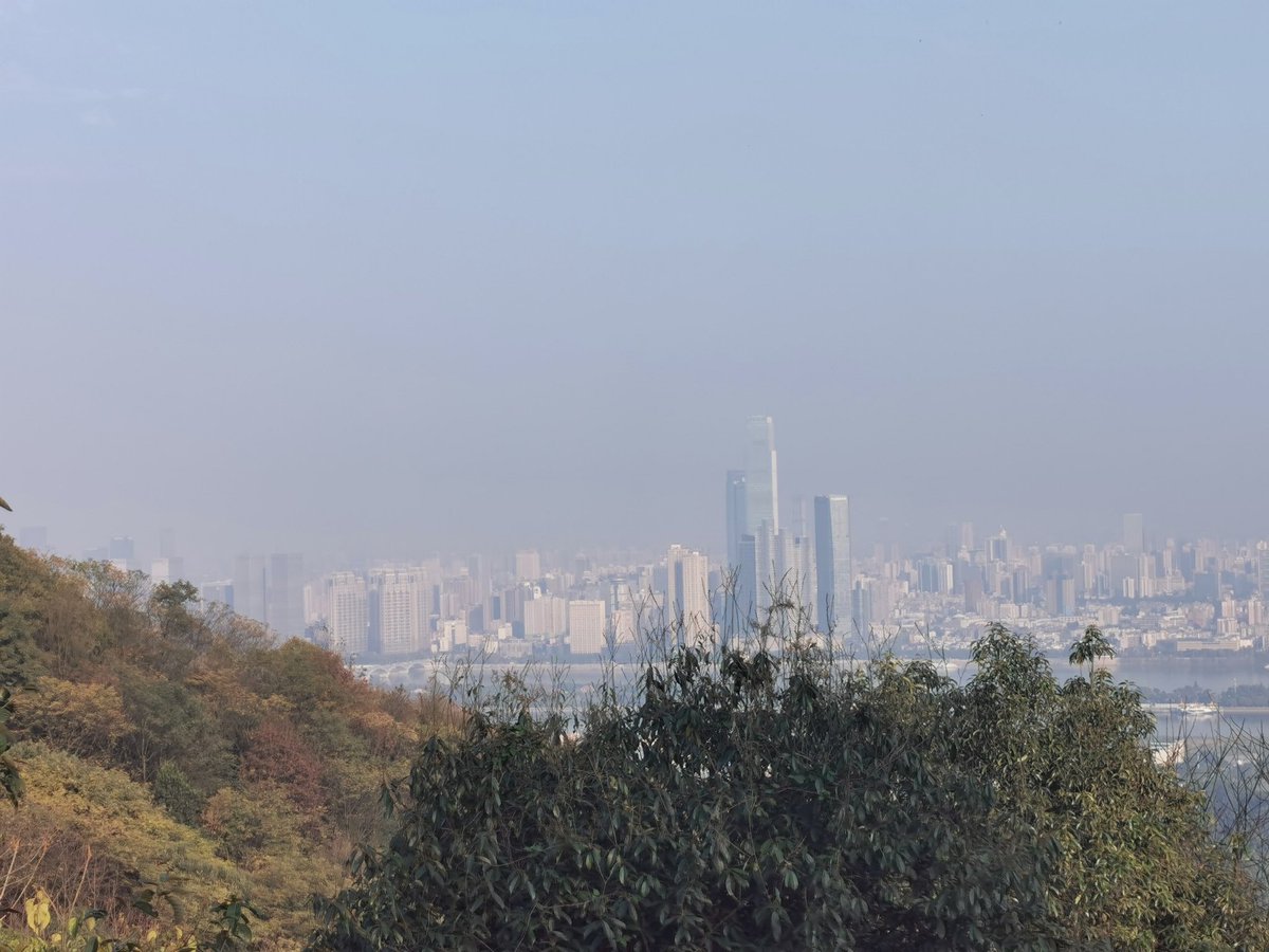 EnfieldEmreis's tweet photo. The skyline of Changsha is quite similar as Hong Kong😂 https://t.co/hFTT4LrN2t