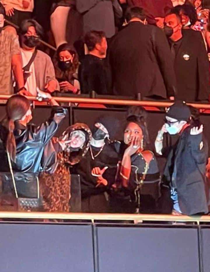 BangtanLight__'s tweet photo. 📍• LIZZO também estava por lá e é claro que saiu uma fotinha entre eles. https://t.co/ZhUvKigQ78