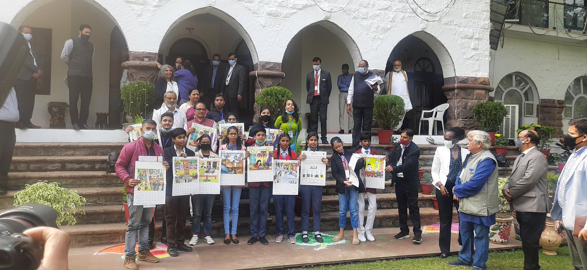 cromp07's tweet photo. माननीय मुख्यमंत्री शिवराज सिंह चौहान ने #WorldChildrenWeek के अवसर पर बाल चित्रकारों द्वारा बनाये चित्रों से सुशोभित केलेण्डर 2022 का लोकार्पण किया। इस अवसर पर @UNICEFIndia MP चीफ मारग्रेट ग्वाडा जी एवं @Anil5 संचार विशेषज्ञ , @cromp07 की अध्यक्ष निर्मला बुच उपस्थित रहे। https://t.co/moohtaj1UF