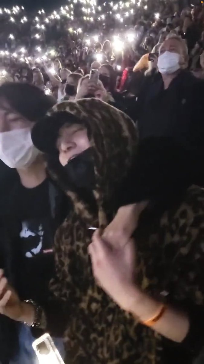 KSiangui's tweet photo. @BTS_twt @Harry_Styles Im not jealous 😭 https://t.co/HYs9ZCbQTF