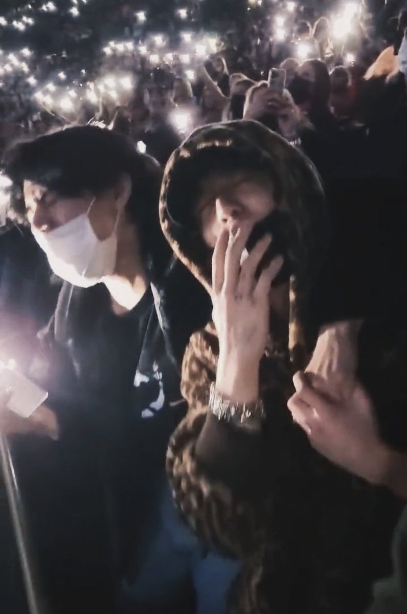 NO THOUGHTS JUST THEM