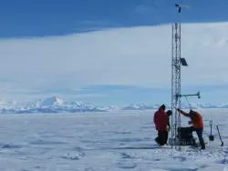 arantec's tweet photo. What role do #automaticweatherstations play in a place as hostile as Antarctica? Yes, to learn a little more about the climate dynamics in the polar areas and how they are changing as a result of climate change https://t.co/AMyseU3nMe📢@PolarTREC https://t.co/UiXmvbpdUn