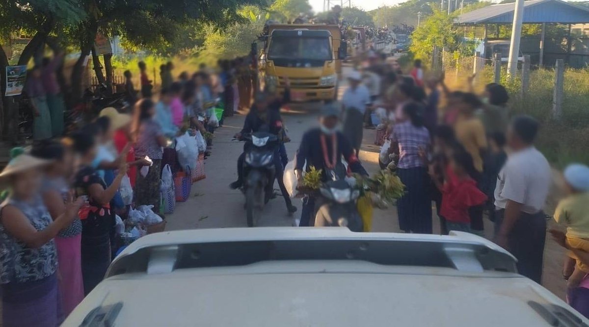 nicholas6284's tweet photo. Villagers greet and welcome PDF fighters as they return home. You can clearly see the public support that the resistance receive and the number of fighters.
Group/ Location: Unknown
#WhatsHappeningInMyanmar https://t.co/9napxOh1Dx