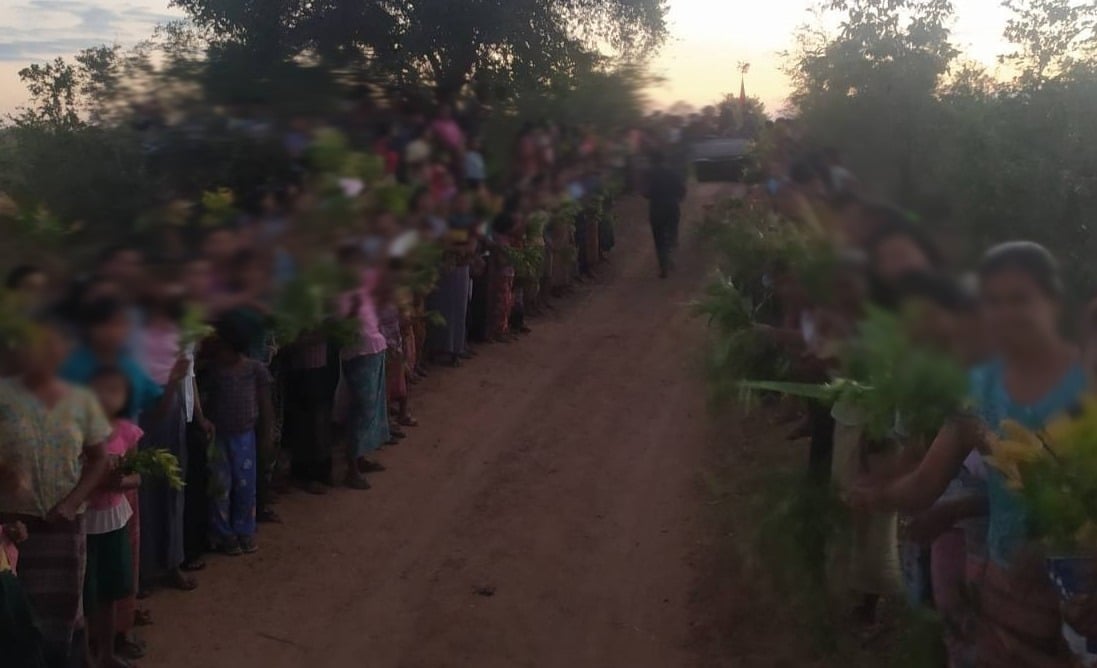 nicholas6284's tweet photo. Villagers greet and welcome PDF fighters as they return home. You can clearly see the public support that the resistance receive and the number of fighters.
Group/ Location: Unknown
#WhatsHappeningInMyanmar https://t.co/9napxOh1Dx
