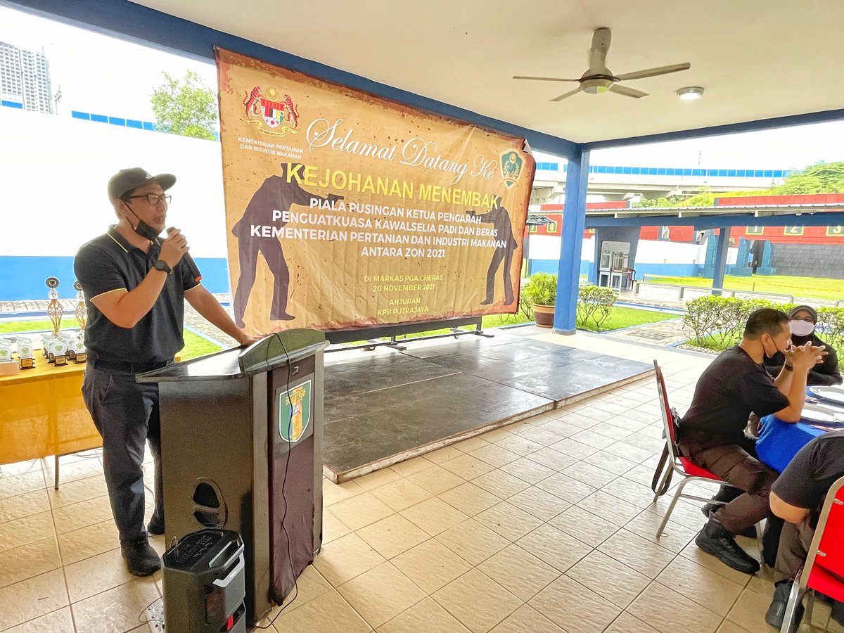 SA_ShamsulAkbar's tweet photo. SESI KEMAHIRAN MENEMBAK ANGGOTA PENGUATKUASA KAWALSELIA PAD DAN BERAS (KPB) BERSAMA-SAMA MAQIS

Kerjasama ini bagi memantapkan lagi kemahiran mengendali senjata oleh pegawai MAQIS dan KPB.

#MaqisMalaysia
#KeluargaMalaysia 
#MAQISxKPBBersatuPadu
@mafimalaysia @MaqisMalaysia https://t.co/AVUglOdmOc