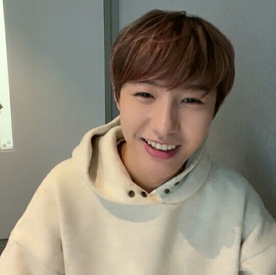 beckyybl's tweet photo. que vontade de apertar as bochechas do renjun :( https://t.co/UbX2BucSyb