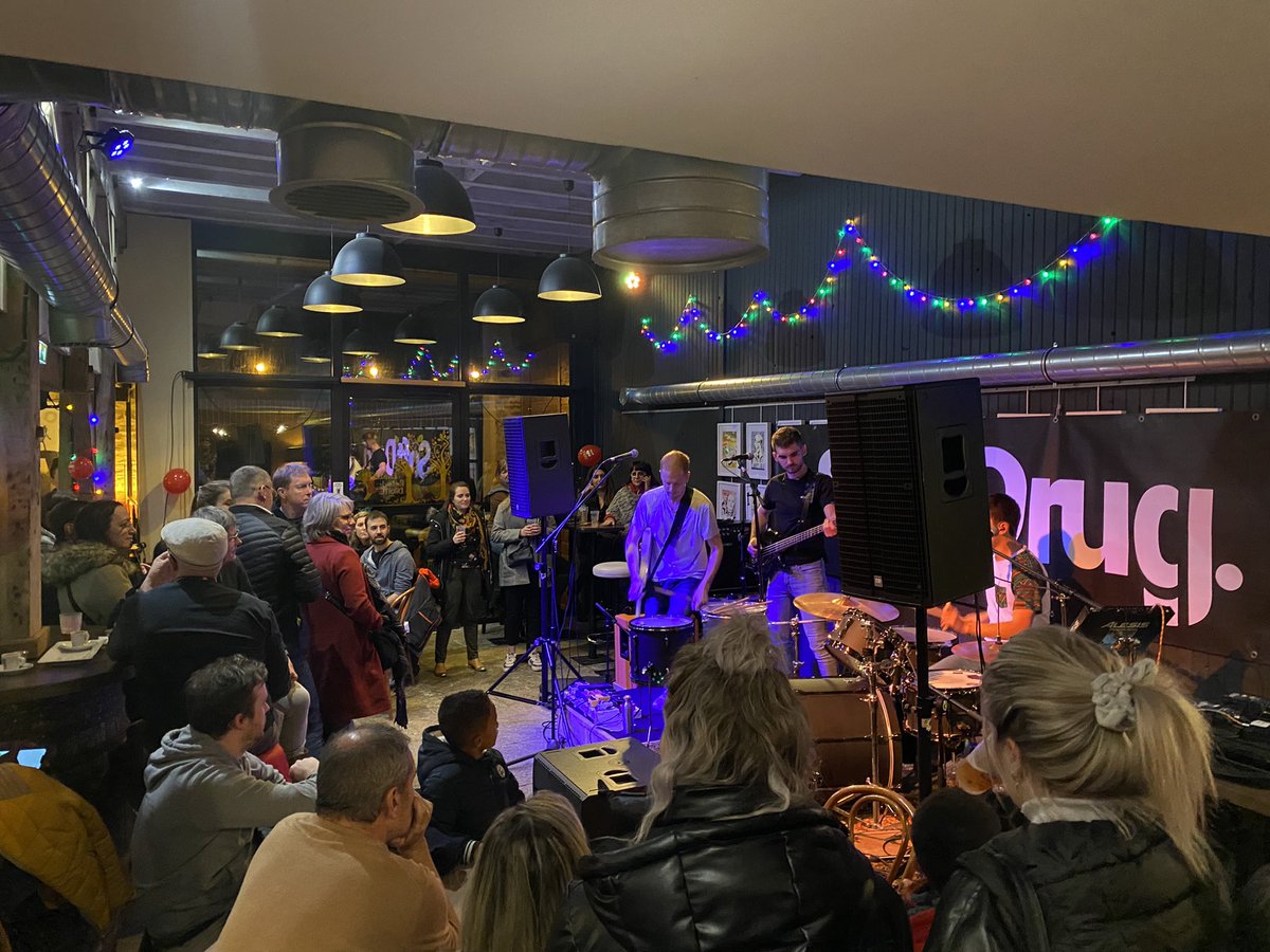 JpLeScornet's tweet photo. « Les chaudes nuits mayennaises! » 4 bars, quatre concerts, quatre ambiances… et une invitation en forme de périple nocturne, à suivre d’étape en étape et jusqu’au bout de la nuit! merci  @AuFoinDeLaRue pour cette nouvelle édition de #Barathon https://t.co/9NvHTRYYLf