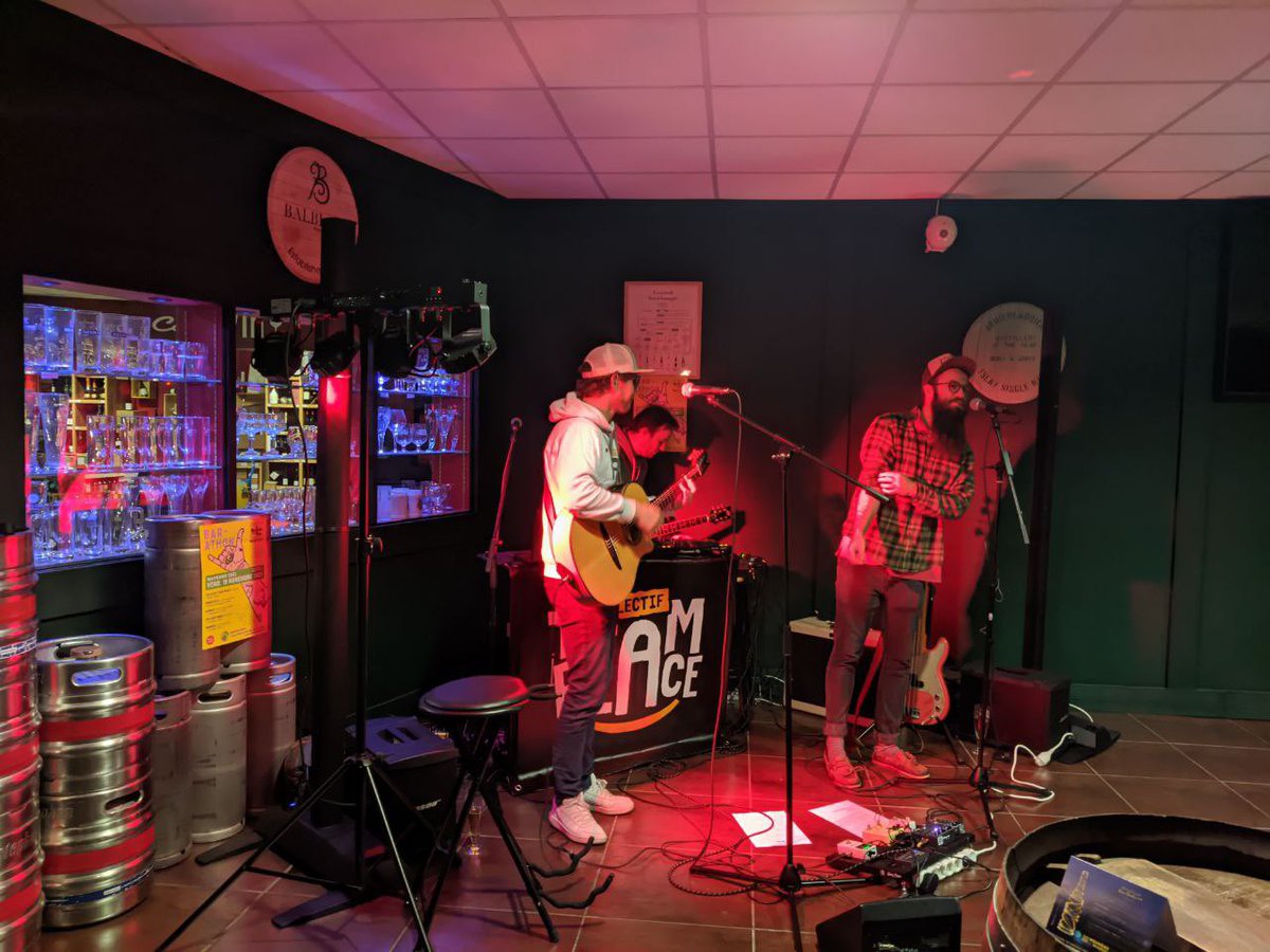 JpLeScornet's tweet photo. « Les chaudes nuits mayennaises! » 4 bars, quatre concerts, quatre ambiances… et une invitation en forme de périple nocturne, à suivre d’étape en étape et jusqu’au bout de la nuit! merci  @AuFoinDeLaRue pour cette nouvelle édition de #Barathon https://t.co/9NvHTRYYLf