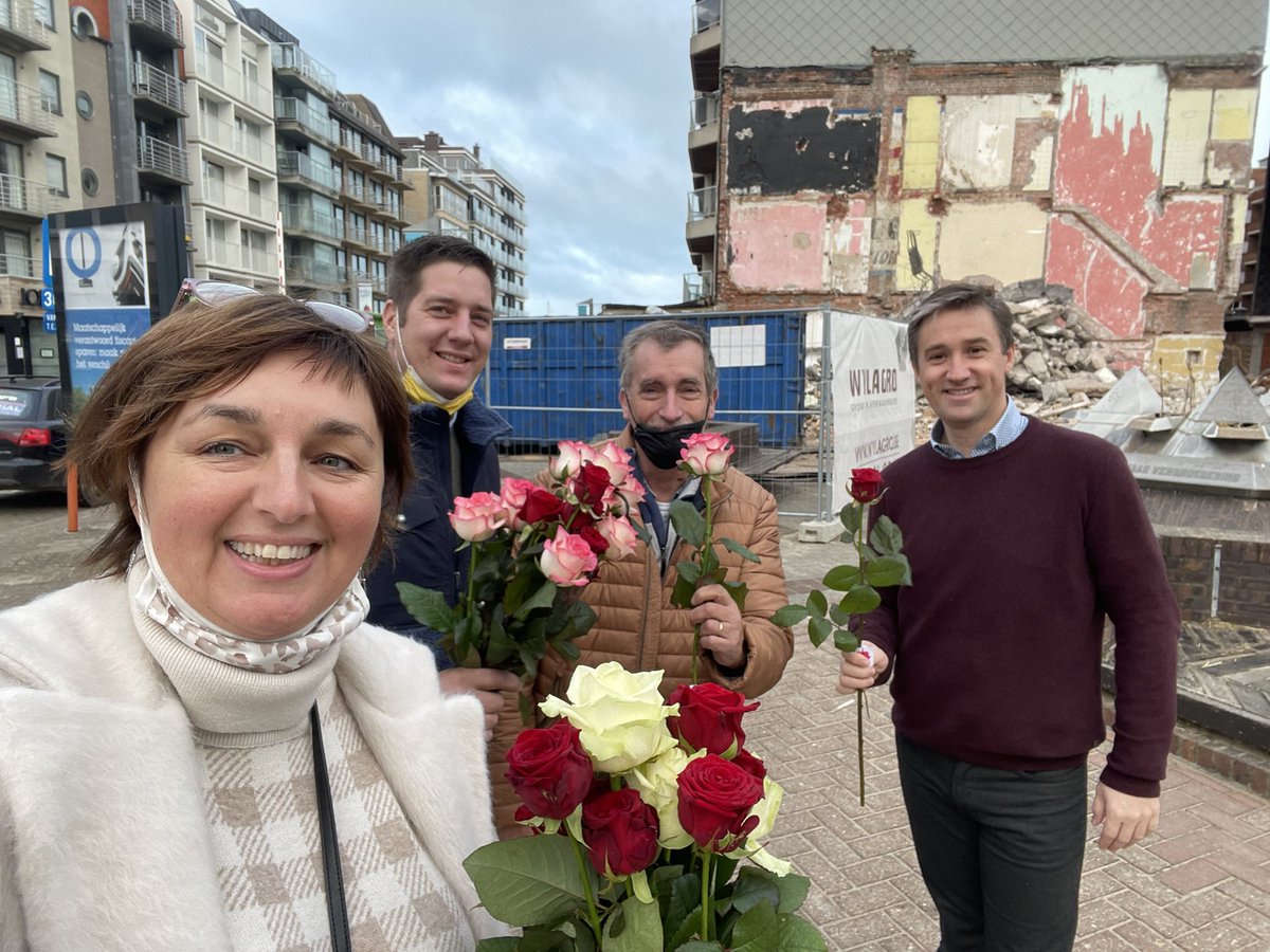 PatVdbroucke's tweet photo. Een terugblik op #dagvandeondernemer Een welverdiend🌹 voor zoveel mogelijk ondernemers in onze gemeente @gem_Koksijde . Want zij verdienen het. @UNIZOvzw https://t.co/OQ77oYhVbr
