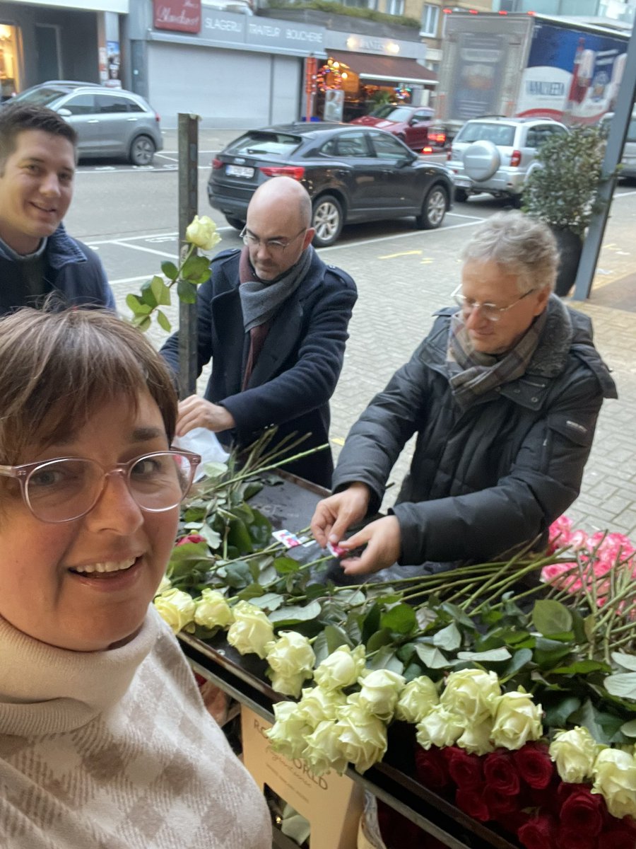 PatVdbroucke's tweet photo. Een terugblik op #dagvandeondernemer Een welverdiend🌹 voor zoveel mogelijk ondernemers in onze gemeente @gem_Koksijde . Want zij verdienen het. @UNIZOvzw https://t.co/OQ77oYhVbr