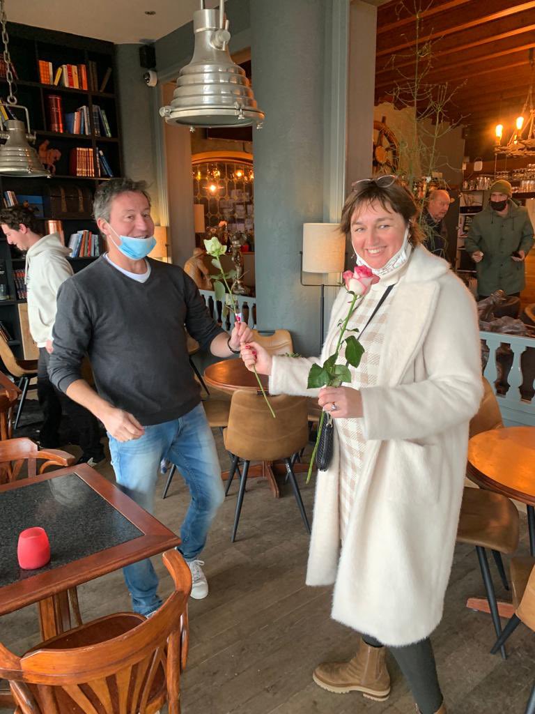 PatVdbroucke's tweet photo. Een terugblik op #dagvandeondernemer Een welverdiend🌹 voor zoveel mogelijk ondernemers in onze gemeente @gem_Koksijde . Want zij verdienen het. @UNIZOvzw https://t.co/OQ77oYhVbr