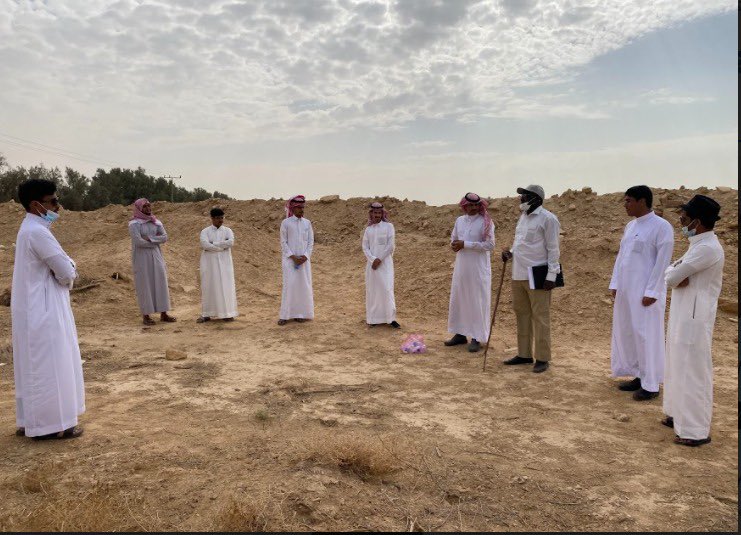 geoqu2015's tweet photo. تدريب ميداني في مقرر الجيومورفولوجيا. بقيادة د مصطفى أبكر الاستاذ المشارك بالقسم. في منخفض الوطاة شمال شرق بريدة، ١٠ ربيع الثاني ١٤٤٣ https://t.co/ANx9O8qJWO