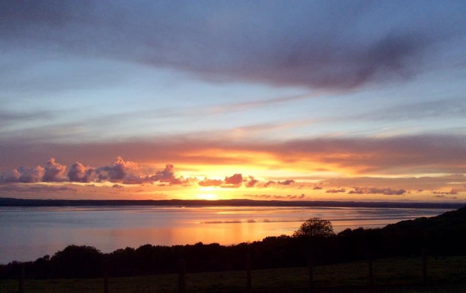 AlviChris's tweet photo. Happy weekend to all of you. 😊 Here’s an Autumn Barholm sunset. https://t.co/mfpAfqlNoZ