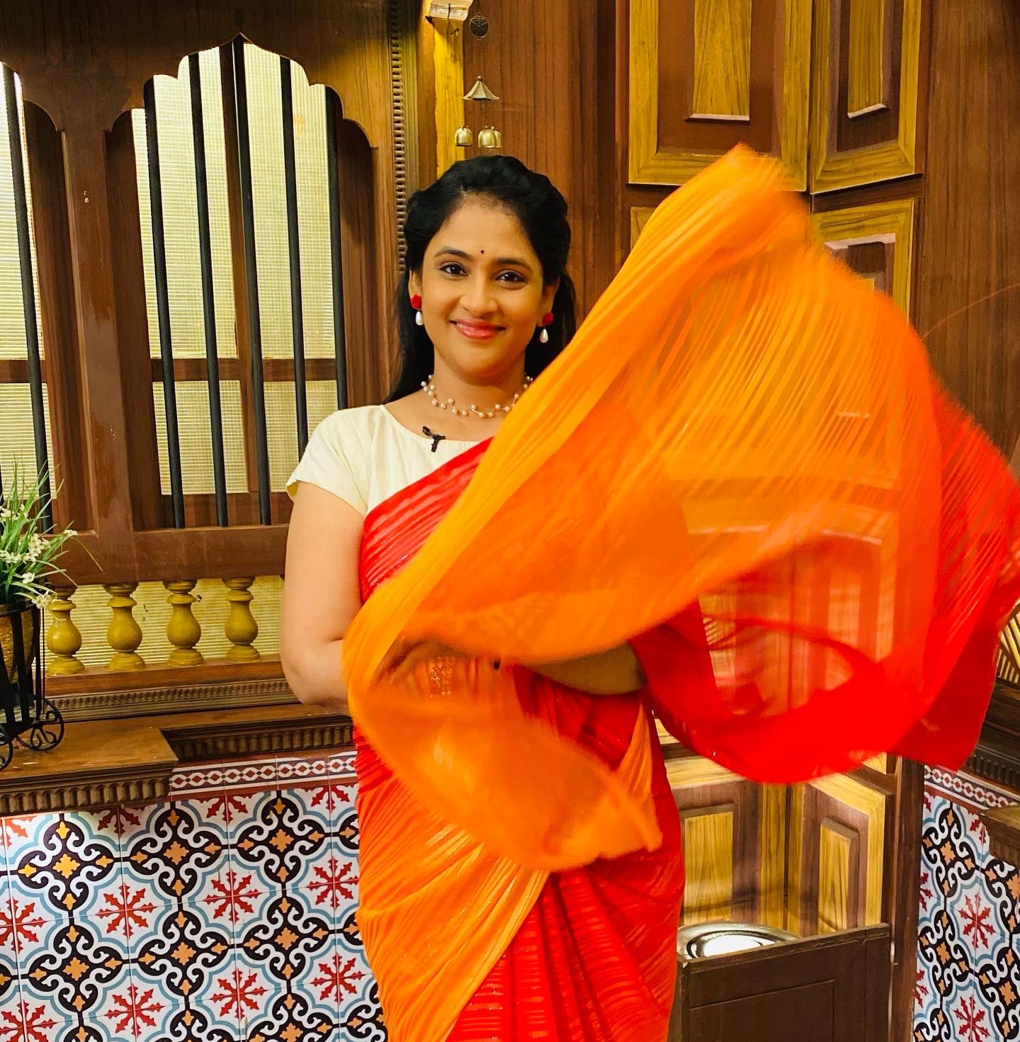 Gayatri Bhargavi on X: #flaunting with the 6 yards… The #drape enjoying  #womenfashion #beauty #saree 🥰😍 Sets of #teluguruchi @etvtelugu2708 12  noon #monday to #friday Saree ❤️ @bhanusrigaligari 🥳 #handloom  #handpainted @abhihaara
