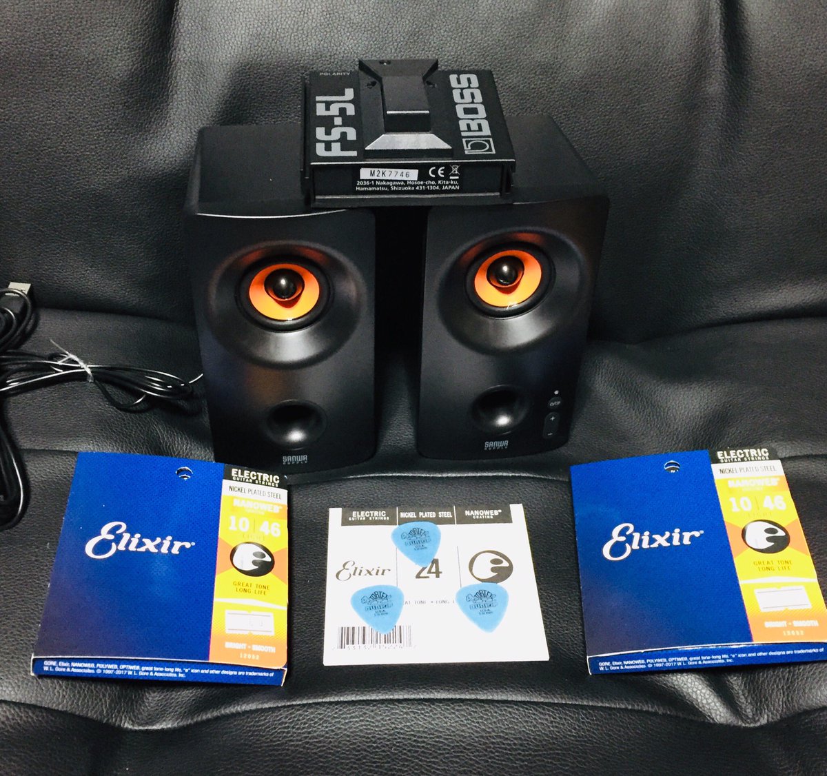 curtanswer's tweet photo. ・PCスマホ用スピーカー
・フットスイッチ
・エリクサー×2
・ピック×3
#SANZAI https://t.co/SWVBOdwlhS