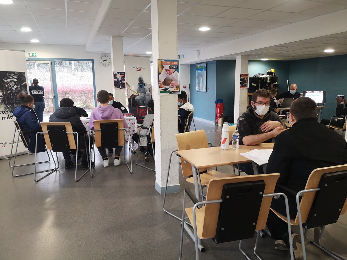 ClgFlamel's tweet photo. Une semaine de l'orientation qui s'achève par le forum des métiers et des formations pour les 4°et 3°. Merci aux intervenants et lycées @LyceePissarro @pevosny  @LyceeJeanPerrin @LPDUVEXIN @lyceeescoffier @Guibox1972 pour leur présence ainsi qu'aux équipes pour leur mobilisation. https://t.co/3AJMYfs5Kq