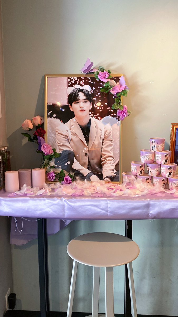 d0_ng8's tweet photo. @HappyJunseoDay @HBD_JUNSEO_1120 
カプホルの企画本当にありがとうございました😭🤍
ふたつのカフェの飾り付け、カプホルや先着特典本当に可愛かったです！ https://t.co/9jyMyODpMO