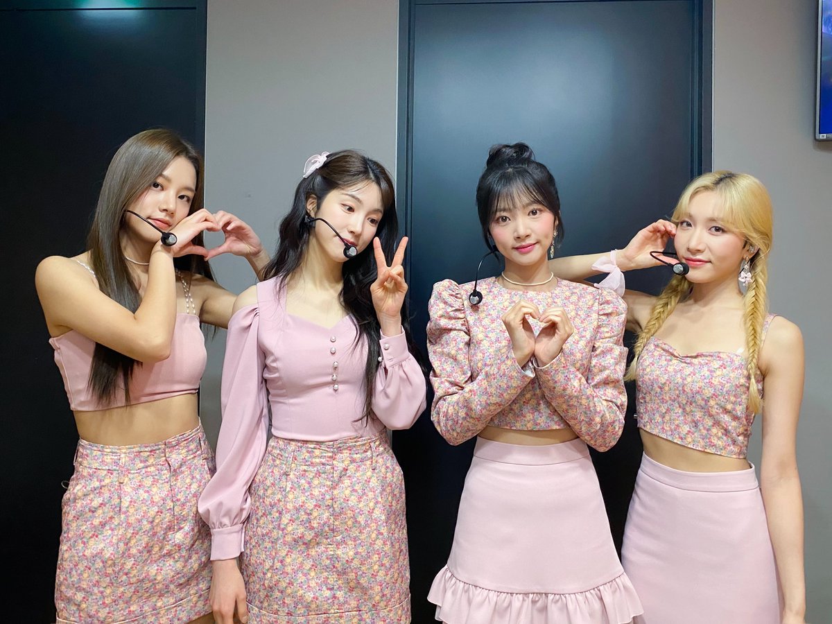 officialLABOUM's tweet photo. [#라붐]

파스텔붐🌷 오늘도 무대를 핑크빛으로 물들여버리셔따...!! 라떼와 함께여서 즐거운 주말🥰

#LABOUM #BLOSSOM 
#키스키스 #KissKiss
#다시_만나_설레게_해 https://t.co/Ml1Qu2nwz5
