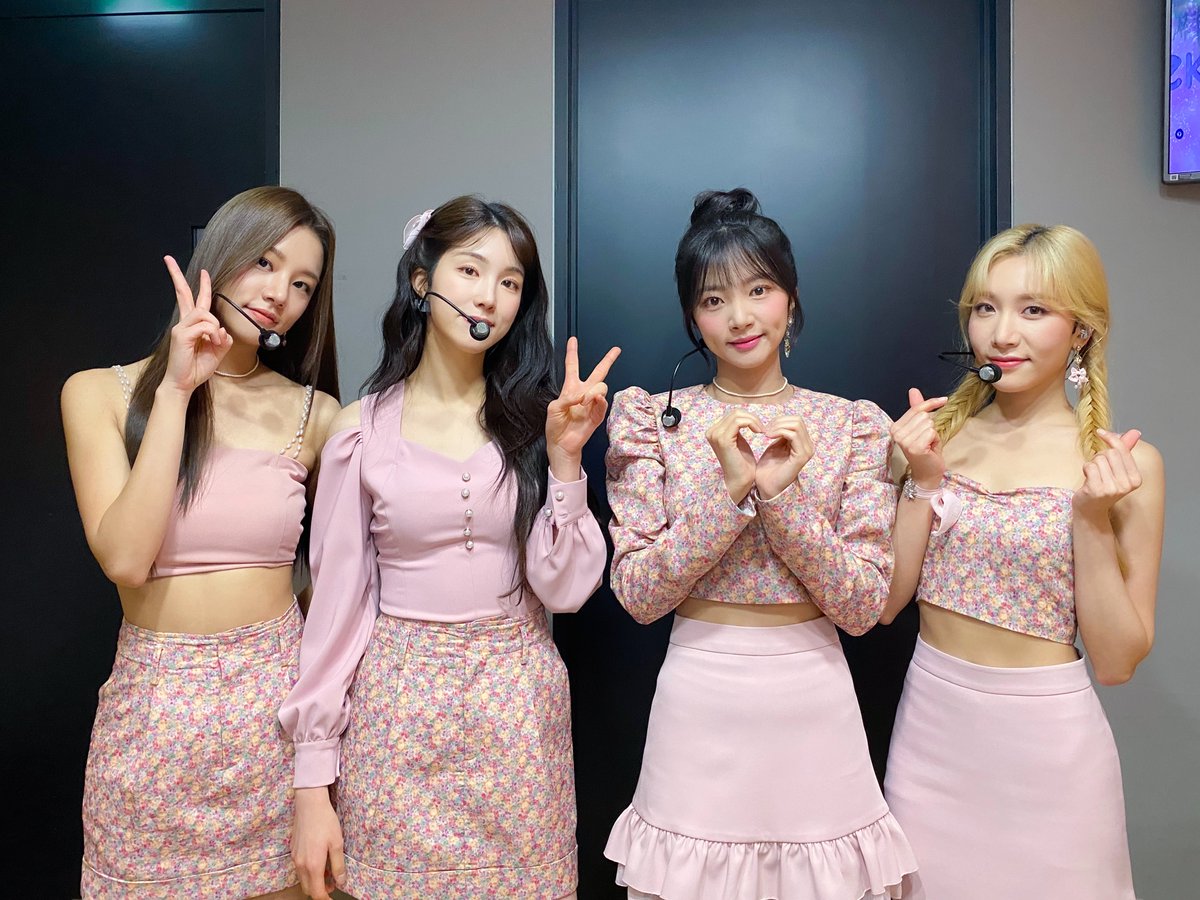 officialLABOUM's tweet photo. [#라붐]

파스텔붐🌷 오늘도 무대를 핑크빛으로 물들여버리셔따...!! 라떼와 함께여서 즐거운 주말🥰

#LABOUM #BLOSSOM 
#키스키스 #KissKiss
#다시_만나_설레게_해 https://t.co/Ml1Qu2nwz5