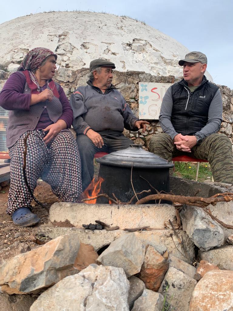 guvenislamoglu's tweet photo. Zeytinleri yandı dönümüne 100 tl destekleme parası vermişler. 
Ağaç başına olmasın dedim yok dönüm başına dediler.3 kere sordum hata olmasın diye.
Yarı bodur fidan 150 tl.
Birazdan 11.30 da Cnntürk Yesil Doğa'da bu kadını dinleyin.Hüzünlü #milaszeytinfestivali birazdan.@TCTarim https://t.co/9DHGfpNUiq