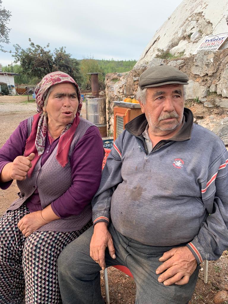 guvenislamoglu's tweet photo. Zeytinleri yandı dönümüne 100 tl destekleme parası vermişler. 
Ağaç başına olmasın dedim yok dönüm başına dediler.3 kere sordum hata olmasın diye.
Yarı bodur fidan 150 tl.
Birazdan 11.30 da Cnntürk Yesil Doğa'da bu kadını dinleyin.Hüzünlü #milaszeytinfestivali birazdan.@TCTarim https://t.co/9DHGfpNUiq