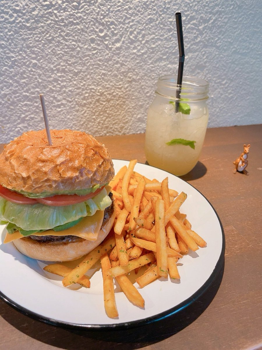 Chankay310's tweet photo. 公演後はゆめちゃんおすすめのハンバーガー屋さんへ🍔

番号札代わりのカンガルー可愛い🦘

#曽我部優芽
#LEATHERTRAMPKITCHEN
#レザートランプキッチン https://t.co/NAgUUvgoCW
